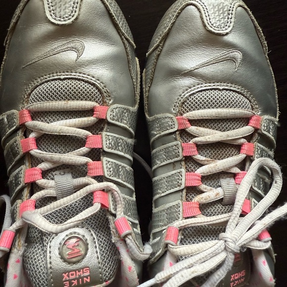 Nike Shox NZ Silver and Pink Sneakers women’s size 8.5 - Picture 2 of 4